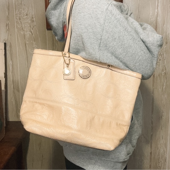 バッグ Y2K COACH Leather Shoulder ToteBag White Coach | Bags | Vintage Y2k Coach White Patent Leather C Pattern